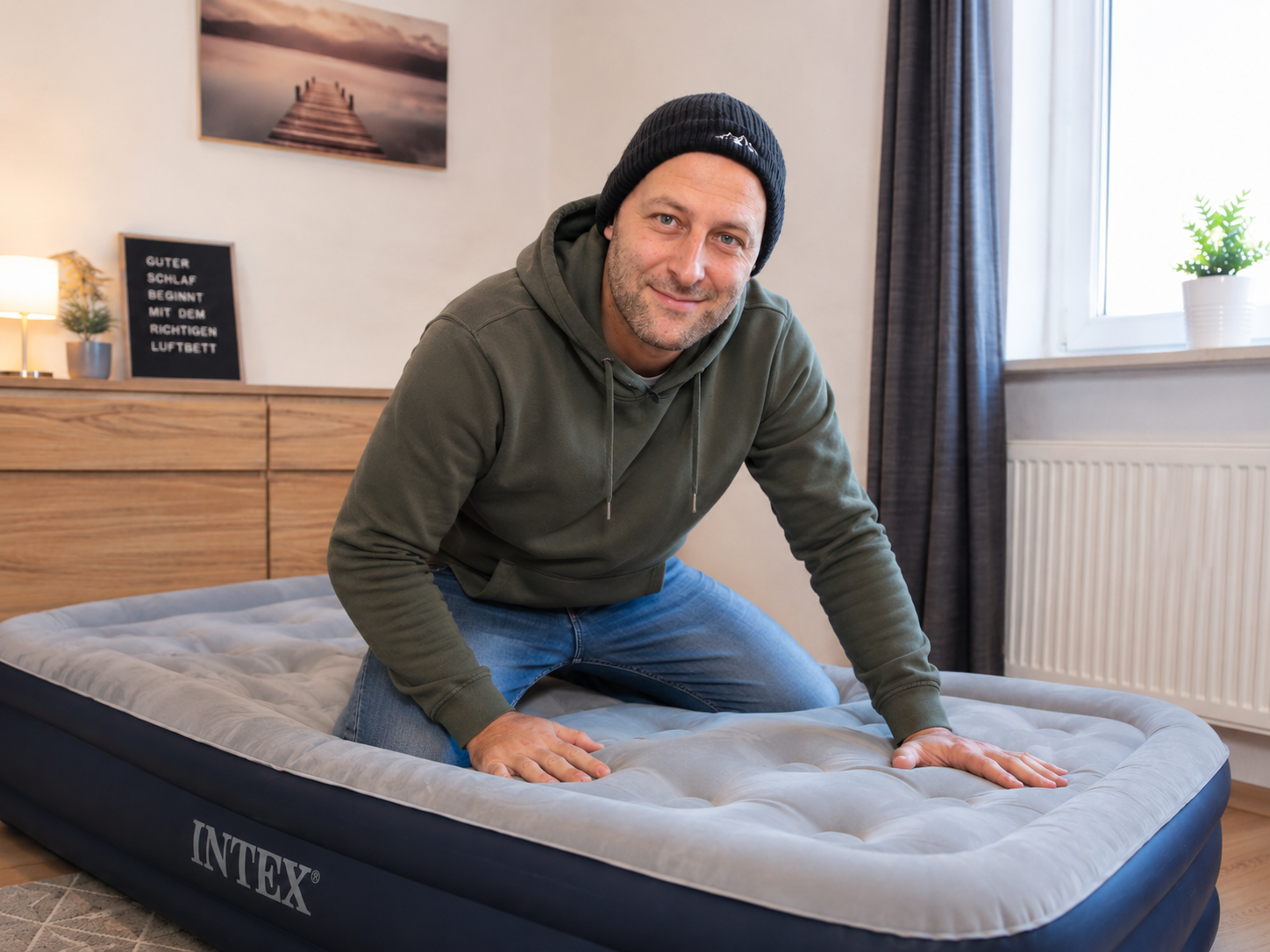 Michi testet ein Intex Luftbett im Wohnzimmer